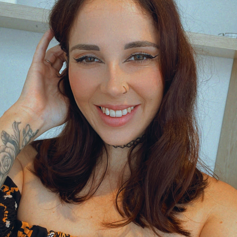 Elisa Whispers ASMR - ASMR tapping sounds